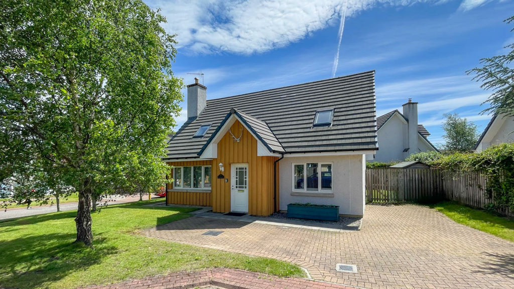 4 bedroom detached house for sale in Johnstone Road, Aviemore, PH22