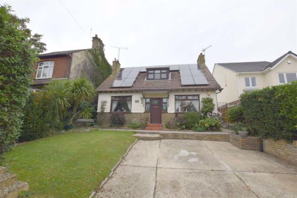 3 bedroom detached house for sale in London Road, Basildon, Essex, SS13