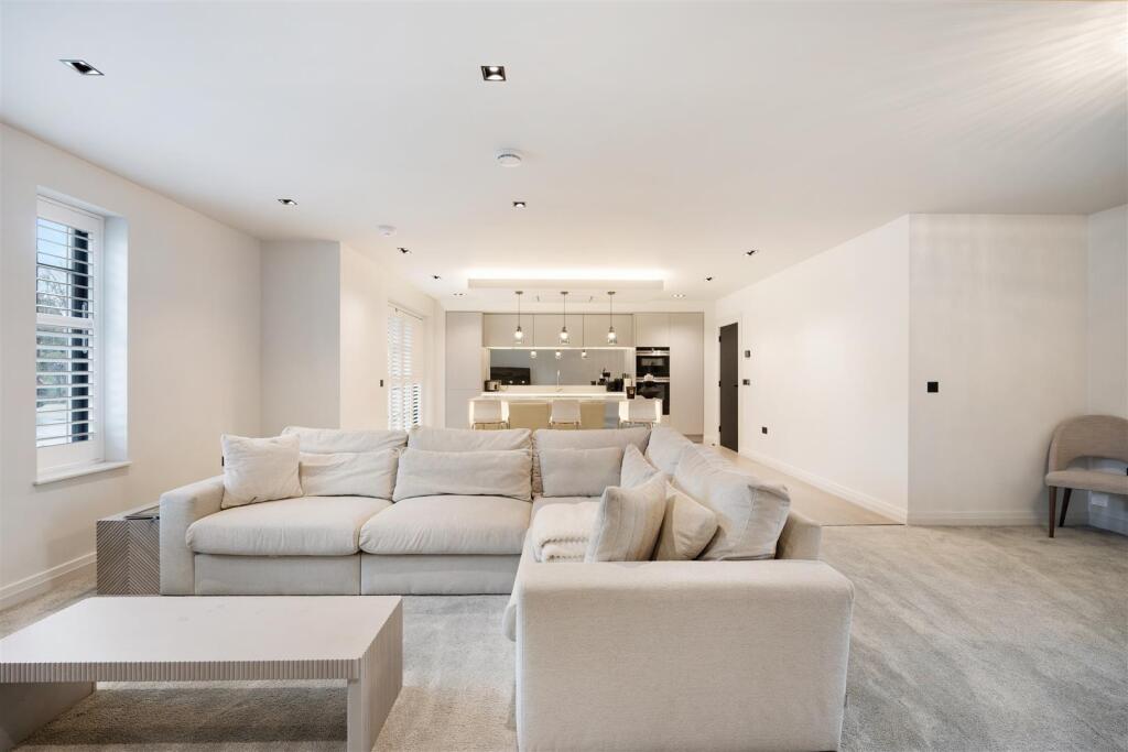 Main image of property: Furnished gated apartment, Alderley Road, Wilmslow