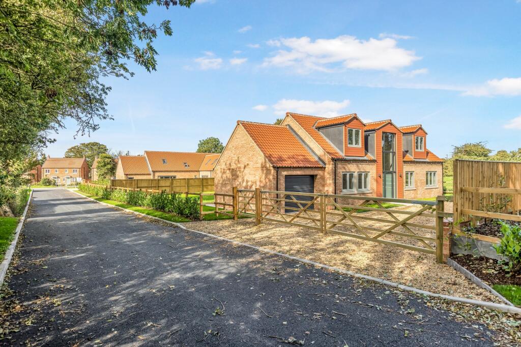 3 bedroom detached bungalow for sale in 2 Middlethorpe Rise