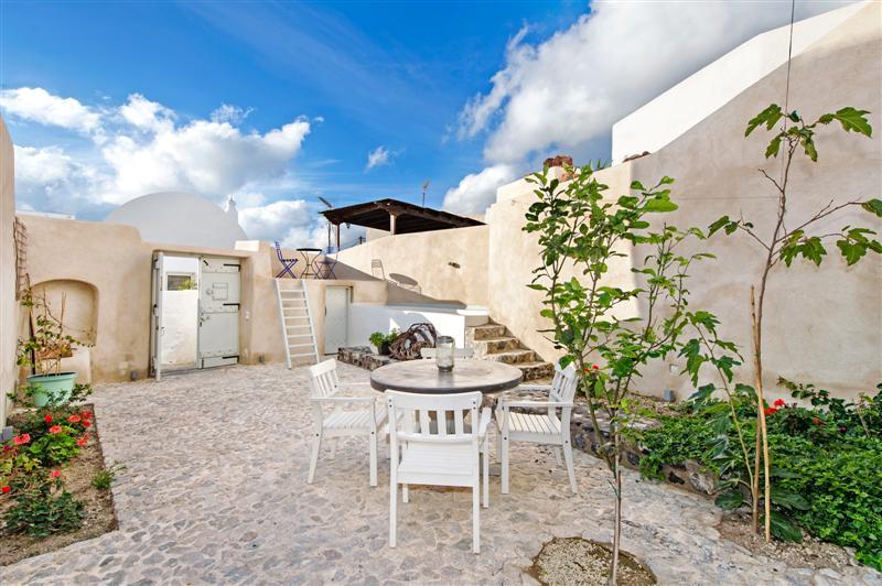2 bedroom house for sale in Cyclades islands, Santorini, Pyrgos, Greece