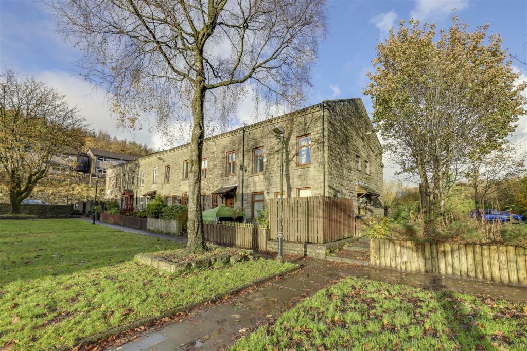 4 bedroom house for sale in Leavengreave Court, Shawforth, Rochdale, OL12