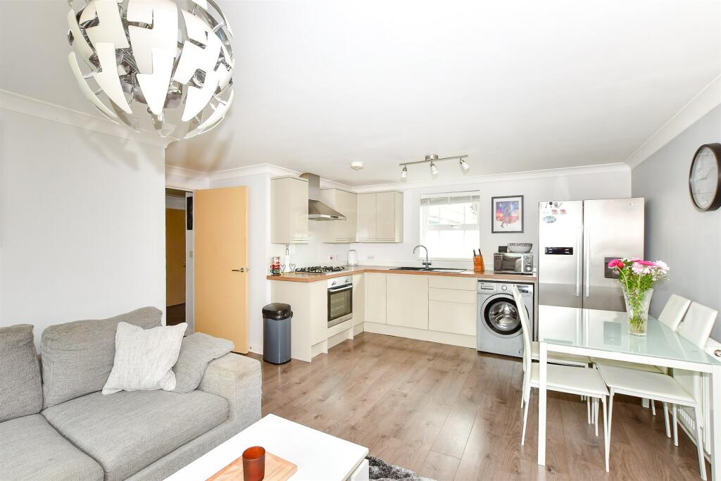 2 bedroom ground floor flat for sale in Brooklands, Haywards Heath