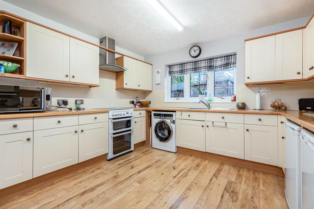 4 bedroom detached house for sale in Harthill Avenue, Leconfield