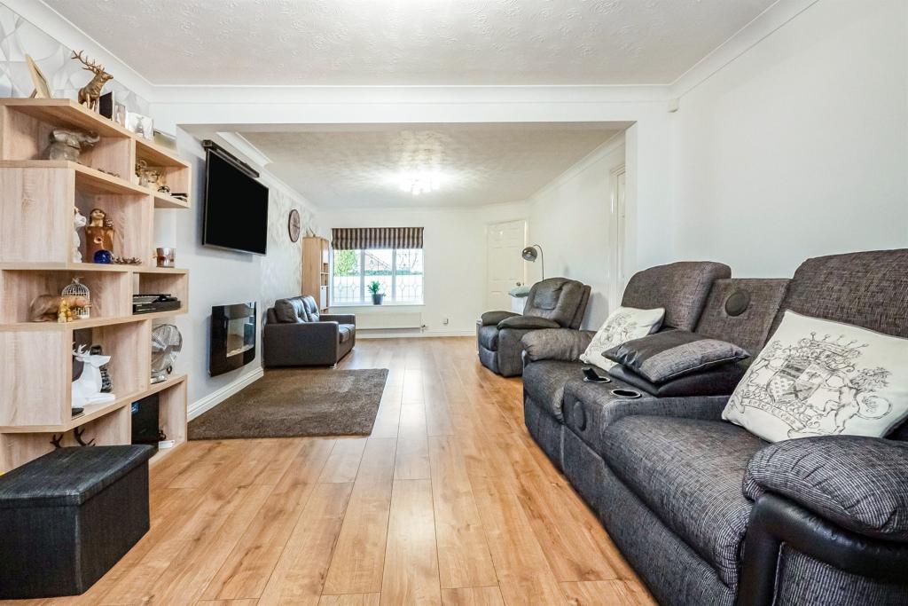 4 bedroom detached house for sale in Harthill Avenue, Leconfield