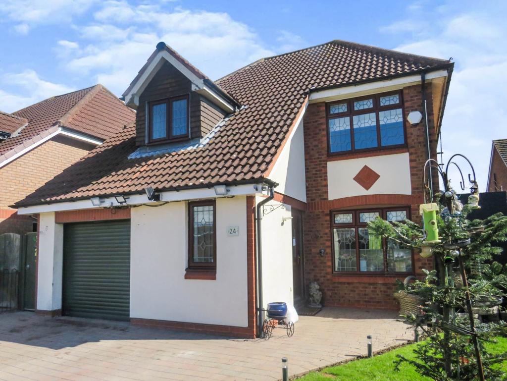 4 bedroom detached house for sale in Harthill Avenue, Leconfield, Beverley, HU17