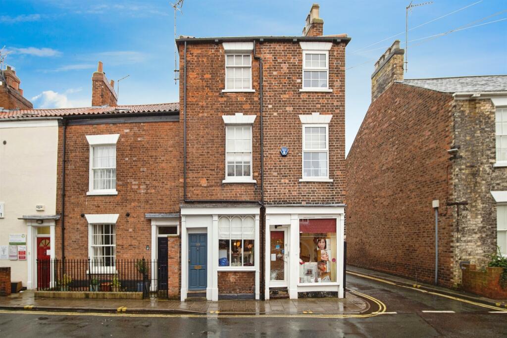 3 bedroom terraced house for sale in Walkergate, Beverley, HU17