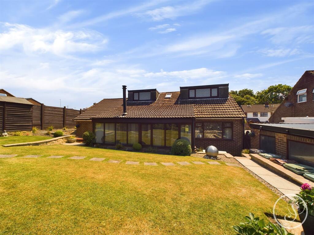 4 bedroom detached house for sale in Templegate Avenue, Leeds, LS15