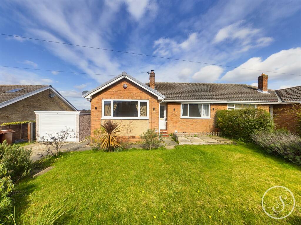2 bedroom semidetached bungalow for sale in Templegate View, Leeds, LS15