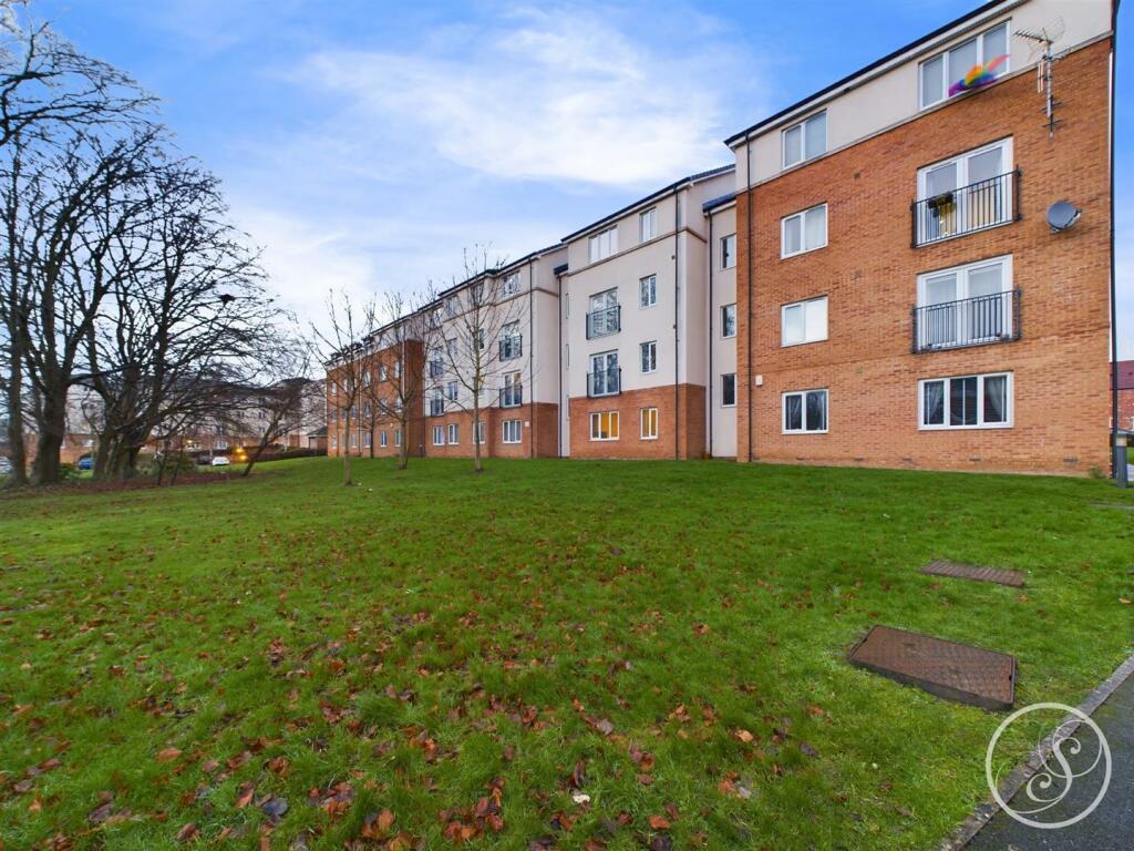 2 bedroom flat for sale in Cedar Drive, Seacroft, Leeds, LS14