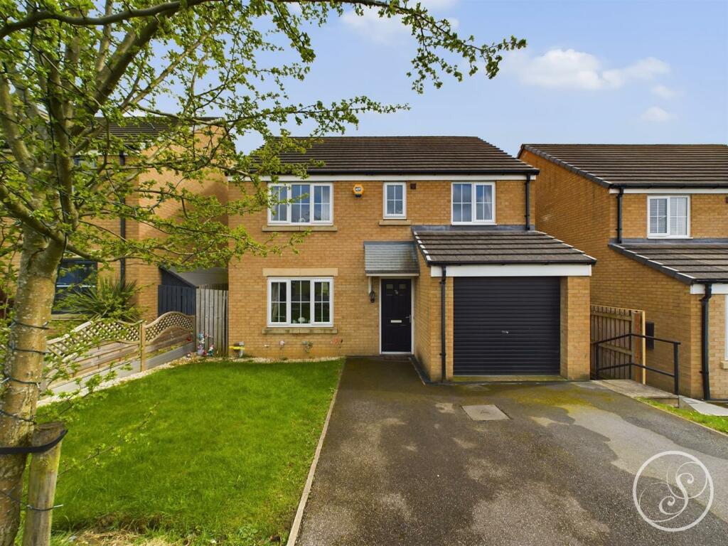 4 bedroom detached house for sale in Alder Road, Whinmoor, Leeds, LS14