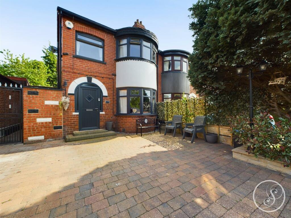 4 bedroom semidetached house for sale in Selby Road, Leeds, LS15