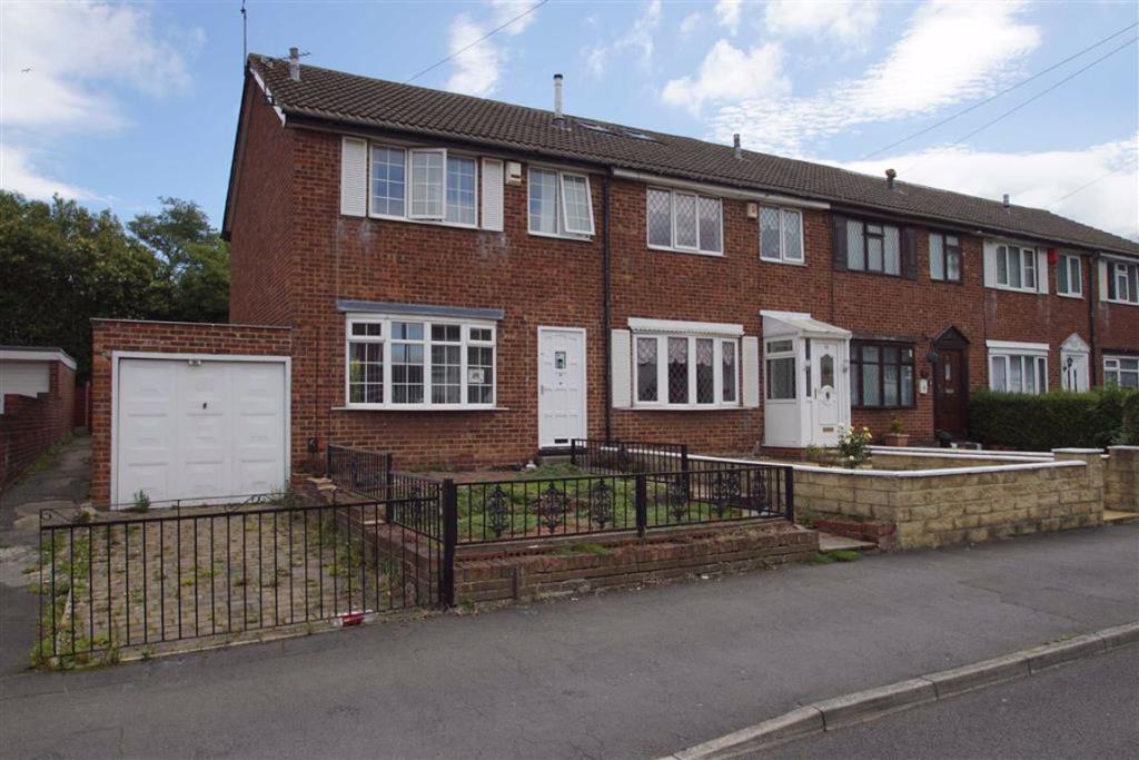 3 bedroom end of terrace house for rent in Skelton Road, Leeds, LS9