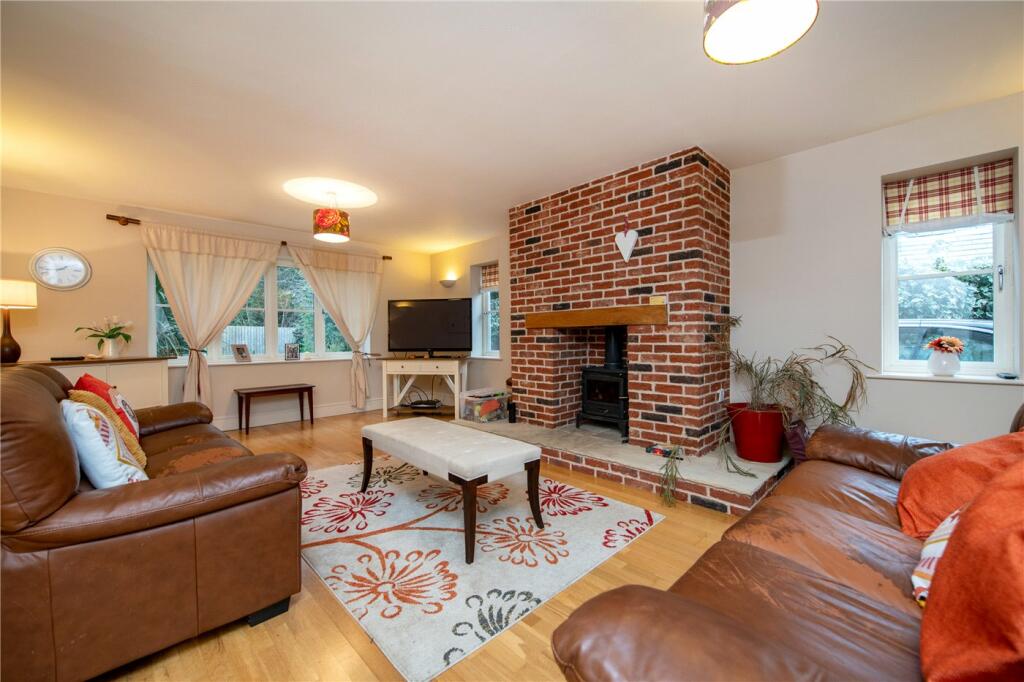 5 bedroom detached house for sale in Orchard Drive, Caythorpe, Grantham