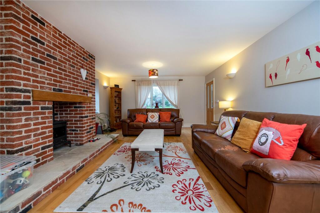 5 bedroom detached house for sale in Orchard Drive, Caythorpe, Grantham