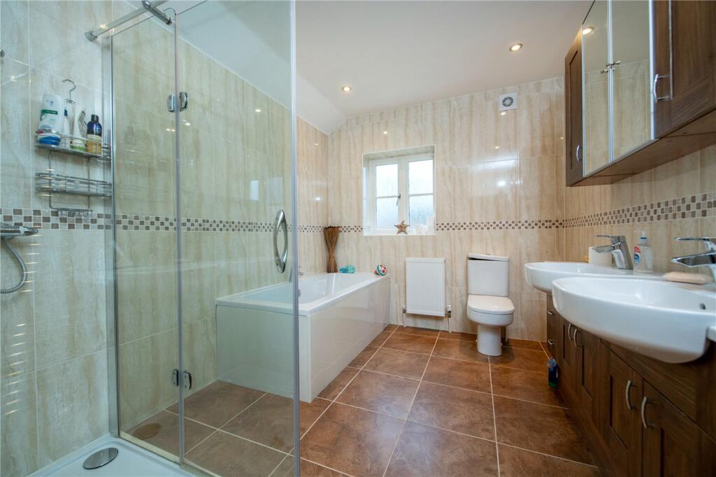 5 bedroom detached house for sale in Orchard Drive, Caythorpe, Grantham