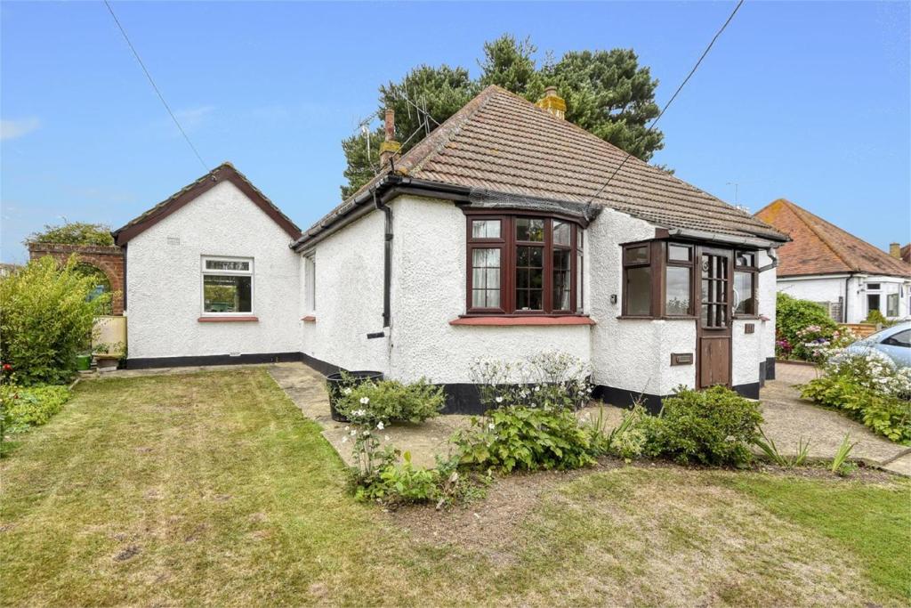 3 bedroom detached bungalow for sale in Broomfield Road, Broomfield