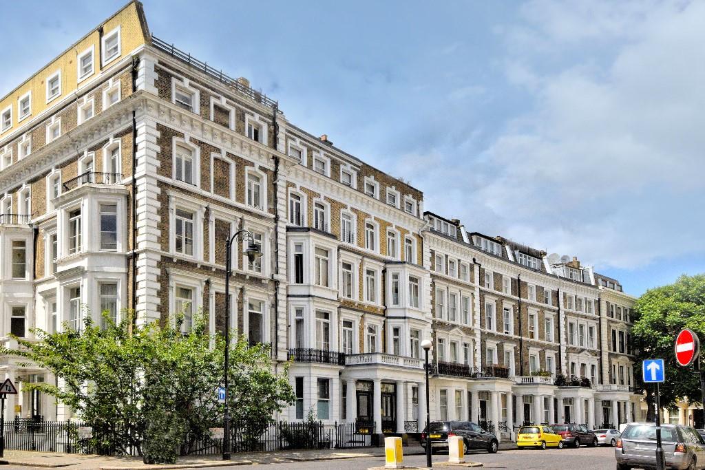 3 bedroom flat for rent in Collingham Road, London, SW5