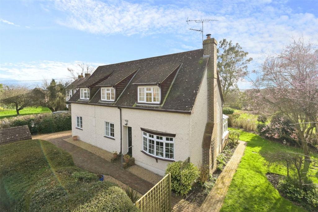 4 bedroom detached house for sale in Cranbrook Road, Tenterden, Kent, TN30