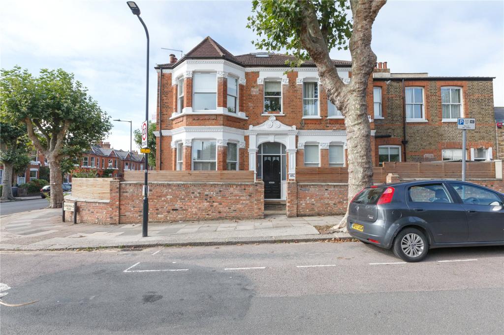 3 bedroom flat for sale in Wrentham Avenue, London, NW10