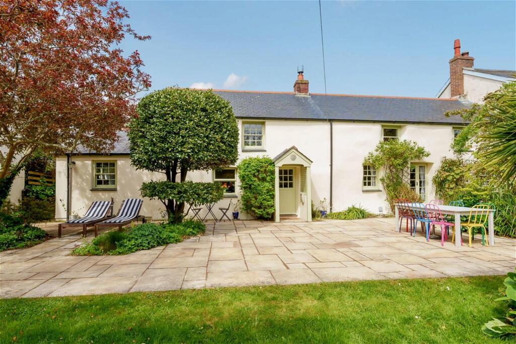 4 bedroom semidetached house for sale in Shute Row, Trevellas, St