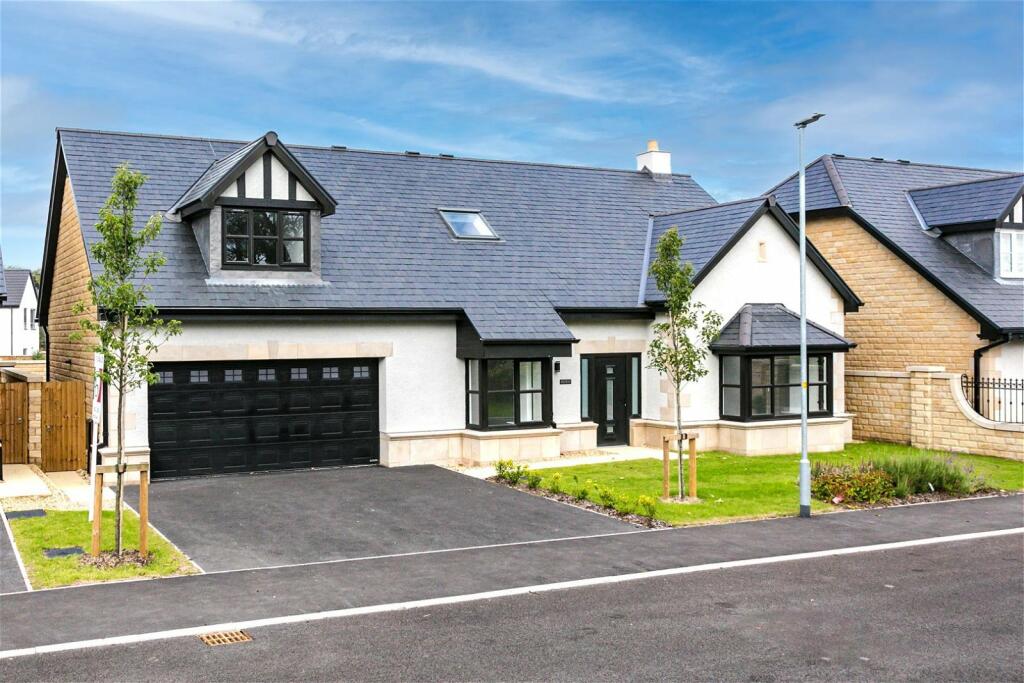 3 bedroom detached house for sale in Hillcrest, Westfield Close