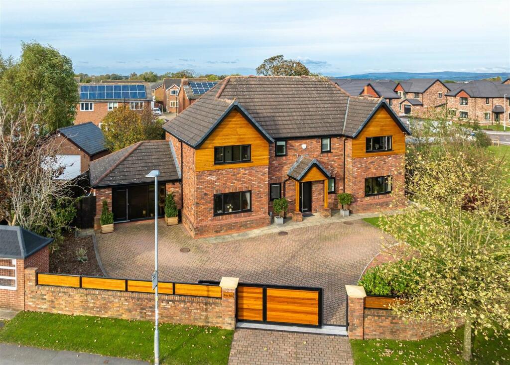 5 bedroom detached house for sale in Briar Fold, Lodge Lane, Elswick