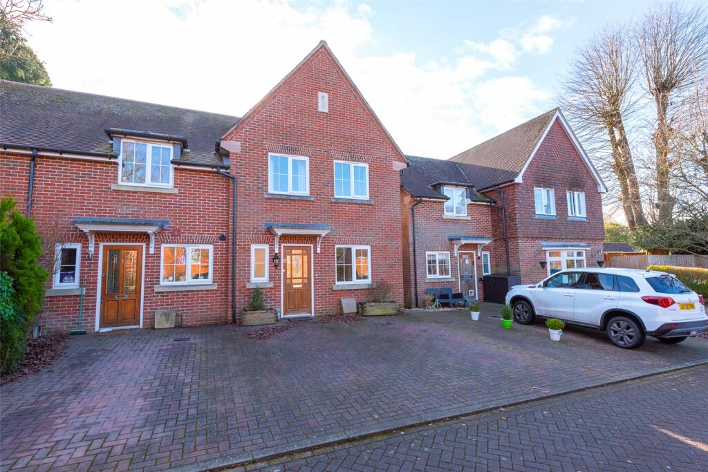 3 bedroom end of terrace house for sale in The Pellows, Kingsclere