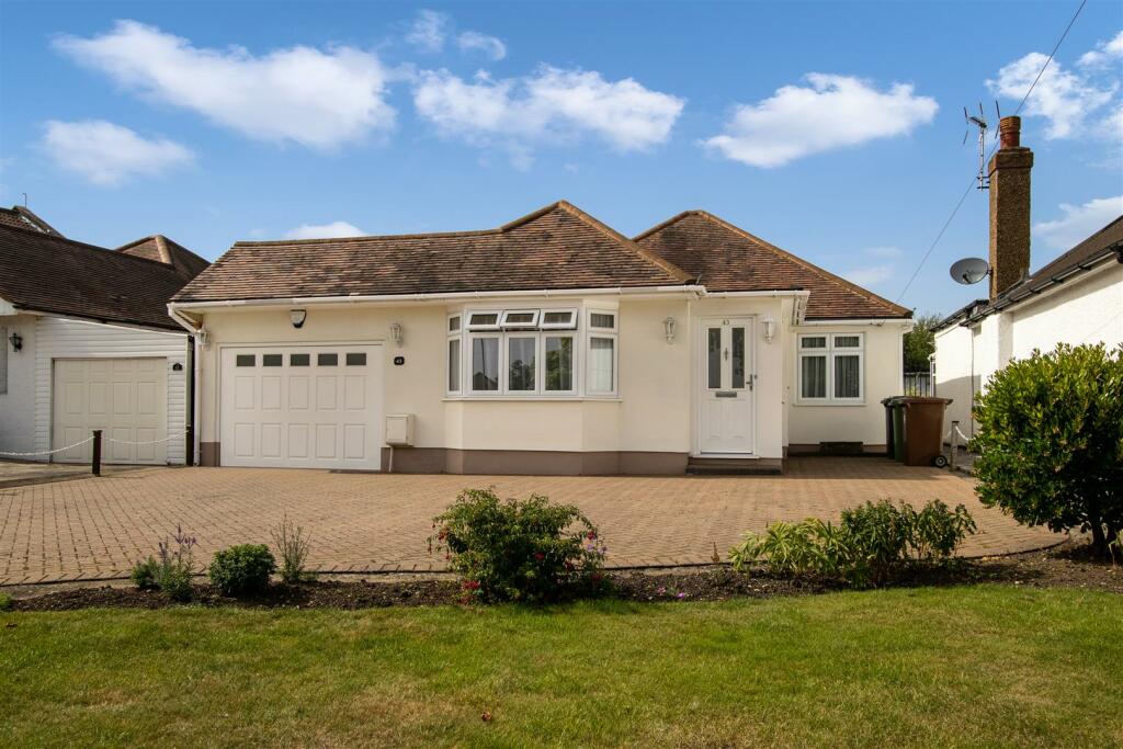 3 bedroom detached bungalow for sale in Baker Street, Potters Bar, EN6