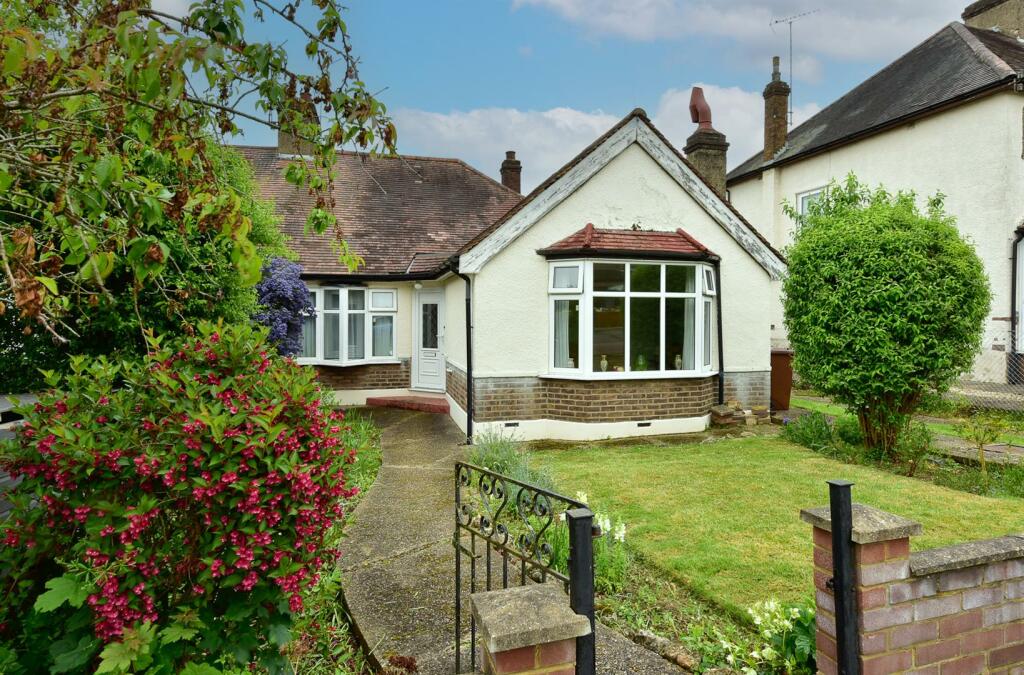 3 bedroom semidetached bungalow for sale in Strafford Gate, Potters