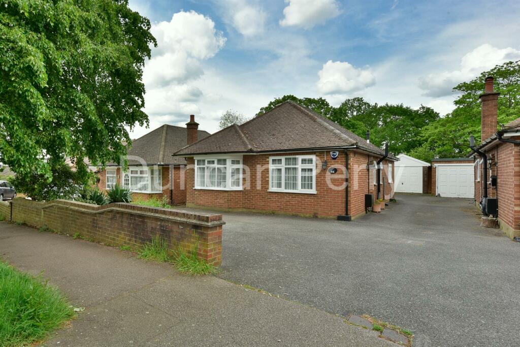 3 bedroom detached bungalow for sale in Elmfield Road, Potters Bar, EN6