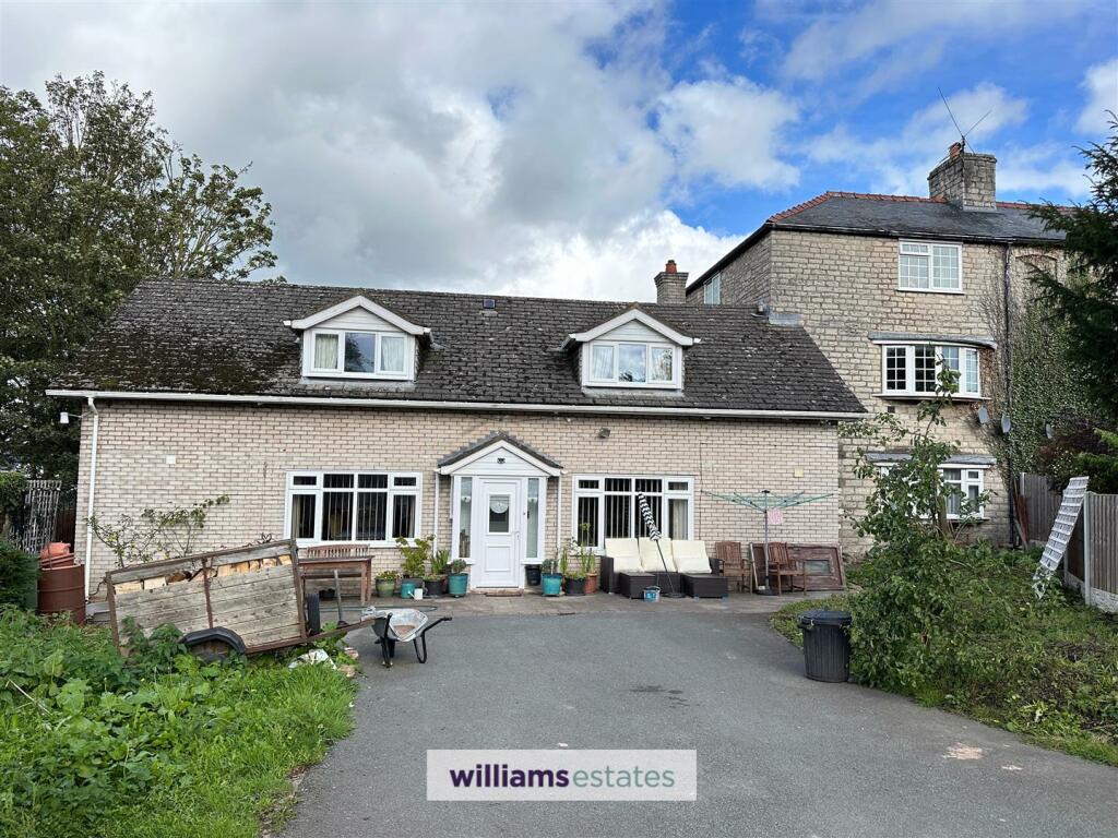 4 bedroom detached bungalow for sale in Wern Fechan, Ruthin, LL15