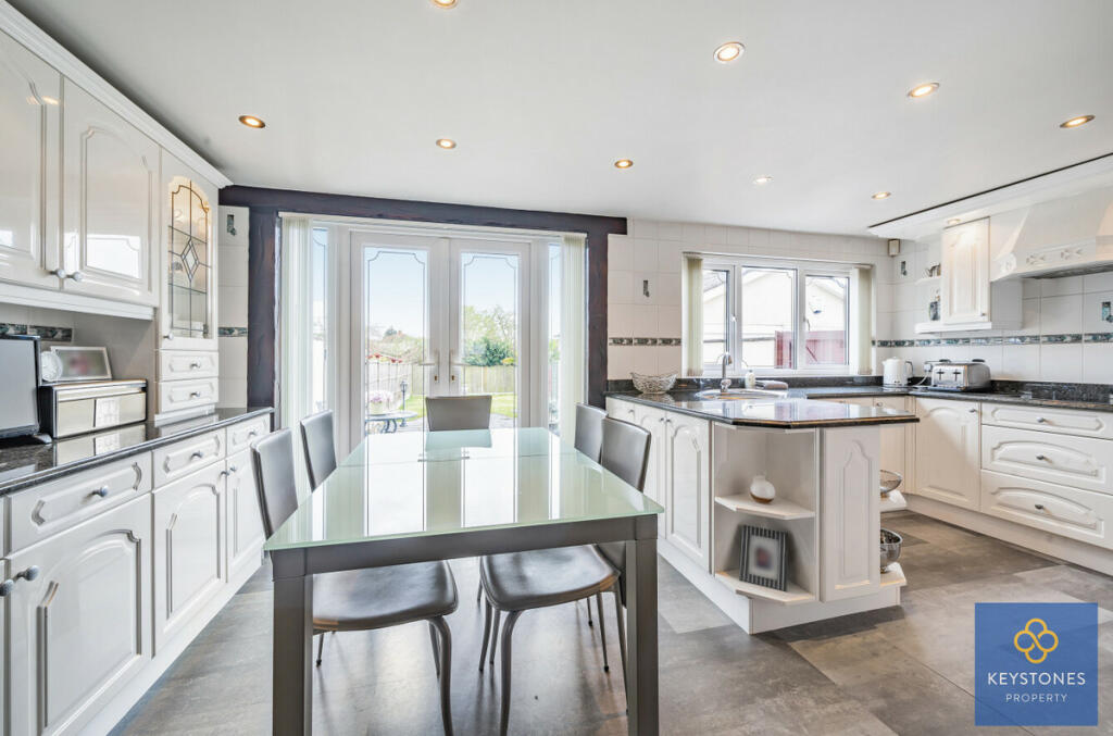 3 bedroom semidetached house for sale in Highfield Road, Collier Row, RM5