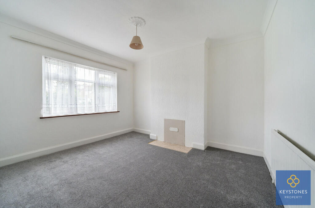 3 bedroom end of terrace house for sale in Rush Green Road, Romford, RM7