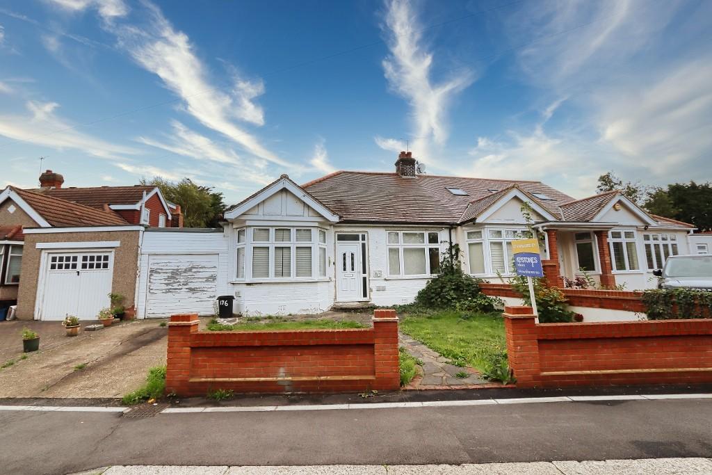 2 bedroom semidetached bungalow for sale in Roding Lane South