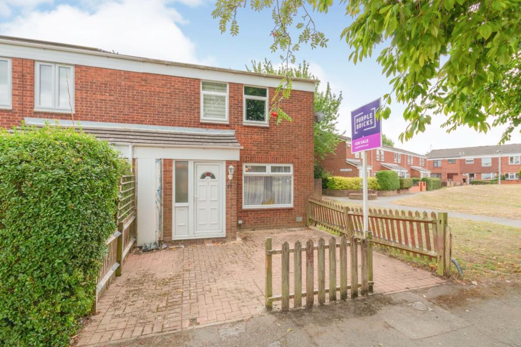 2 bedroom end of terrace house for sale in Greenwich Close, Lordswood