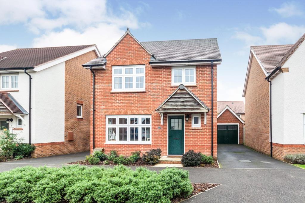 4 bedroom detached house for sale in Goldcrest Road, Bracknell, RG12