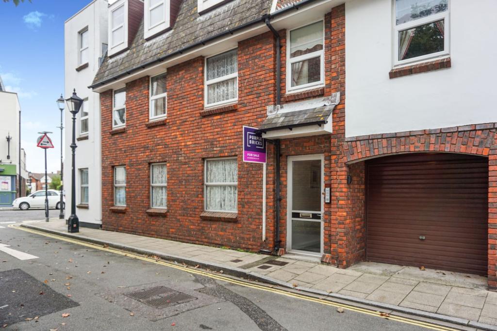 3 bedroom ground floor flat for sale in High Street, Portsmouth, PO1