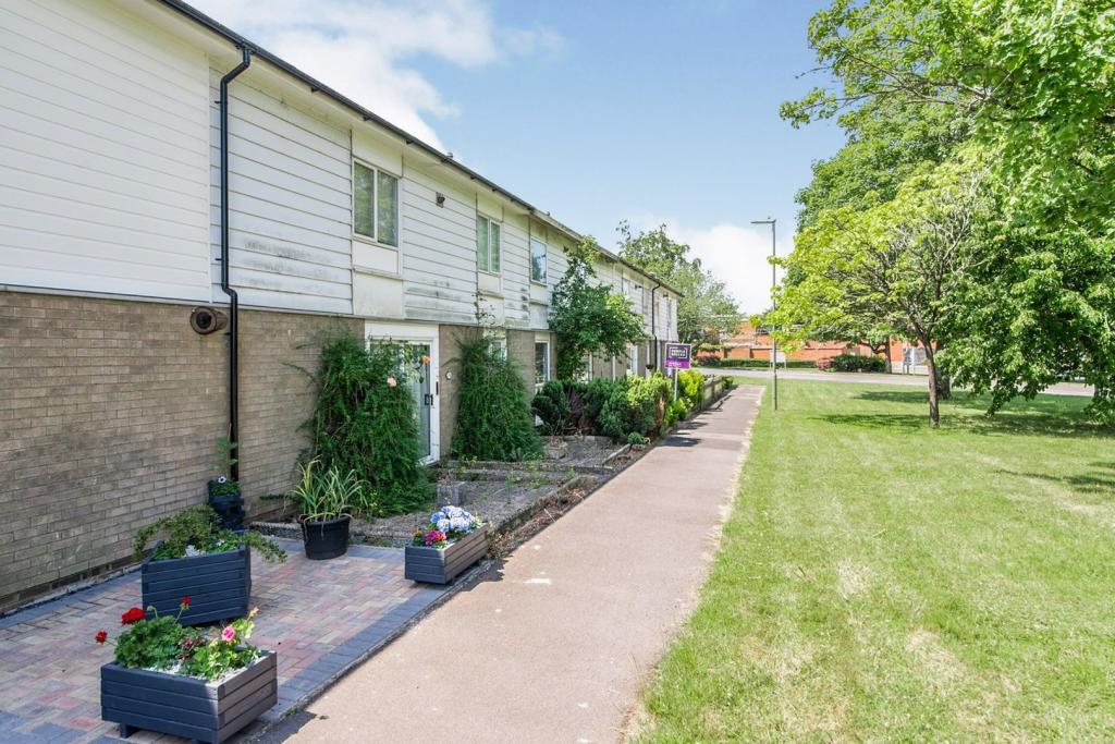 3 bedroom terraced house for sale in Abbey Road, Basingstoke, RG24