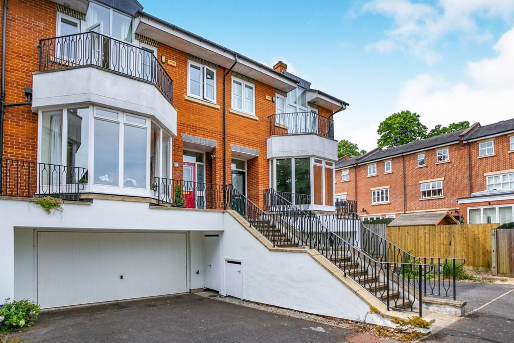 5 bedroom town house for sale in Royal Earlswood Park, Redhill, RH1