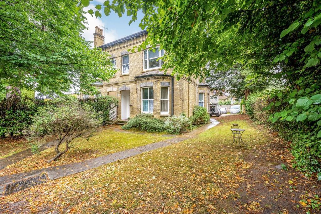 1 bedroom flat for sale in Hatchlands Road, Redhill, RH1