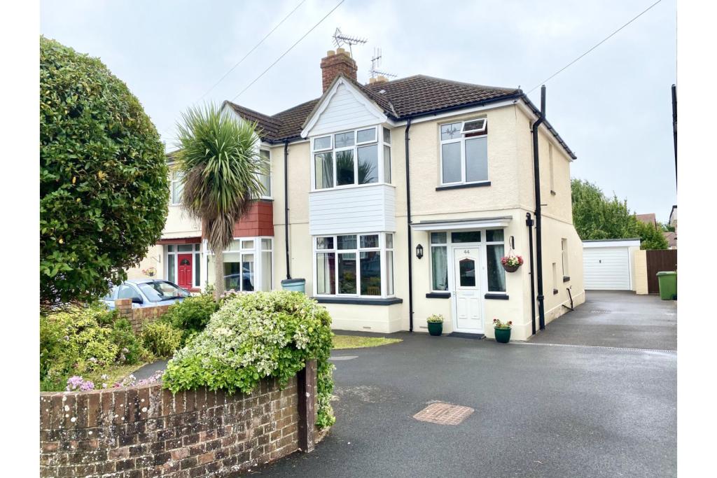 3 bedroom semidetached house for sale in First Avenue, Farlington