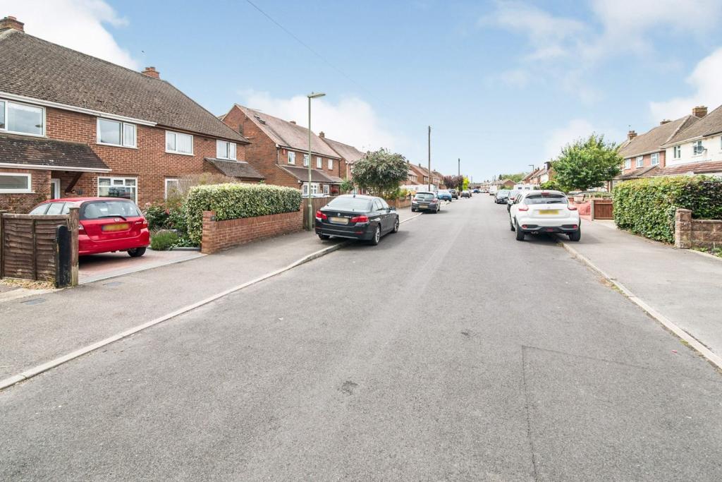 2 bedroom semidetached house for sale in Hillary Road, Basingstoke, RG21