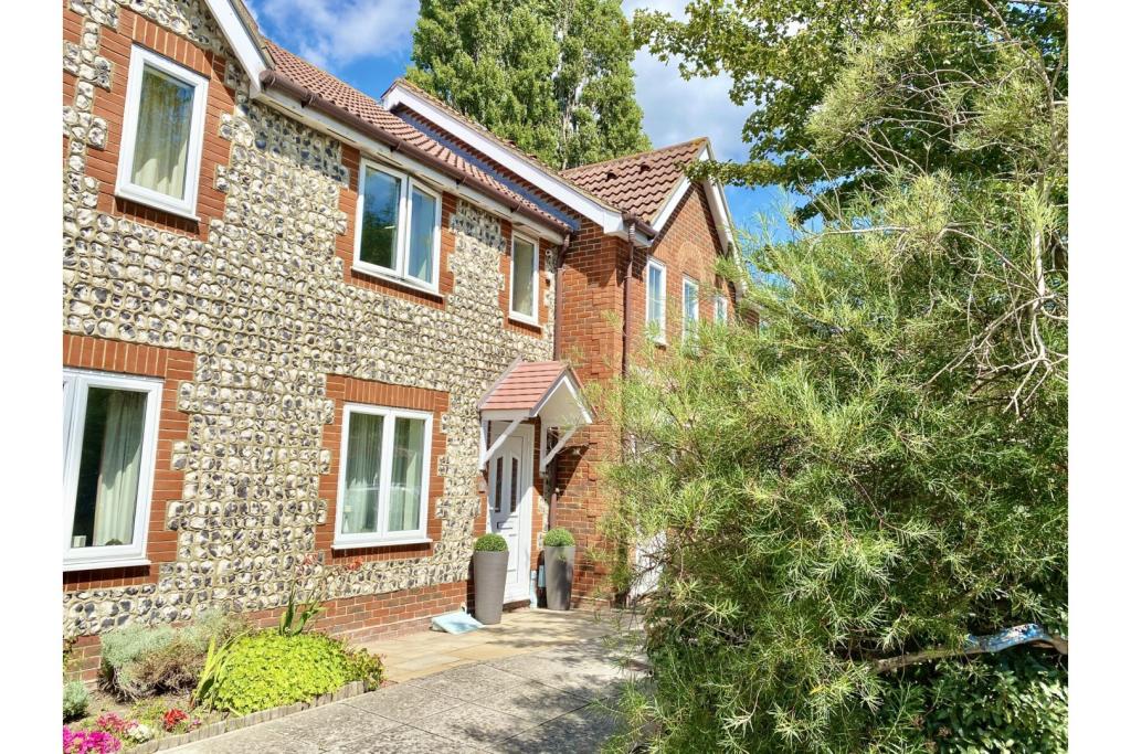 2 bedroom terraced house for sale in Longfield Close, Southsea, PO4