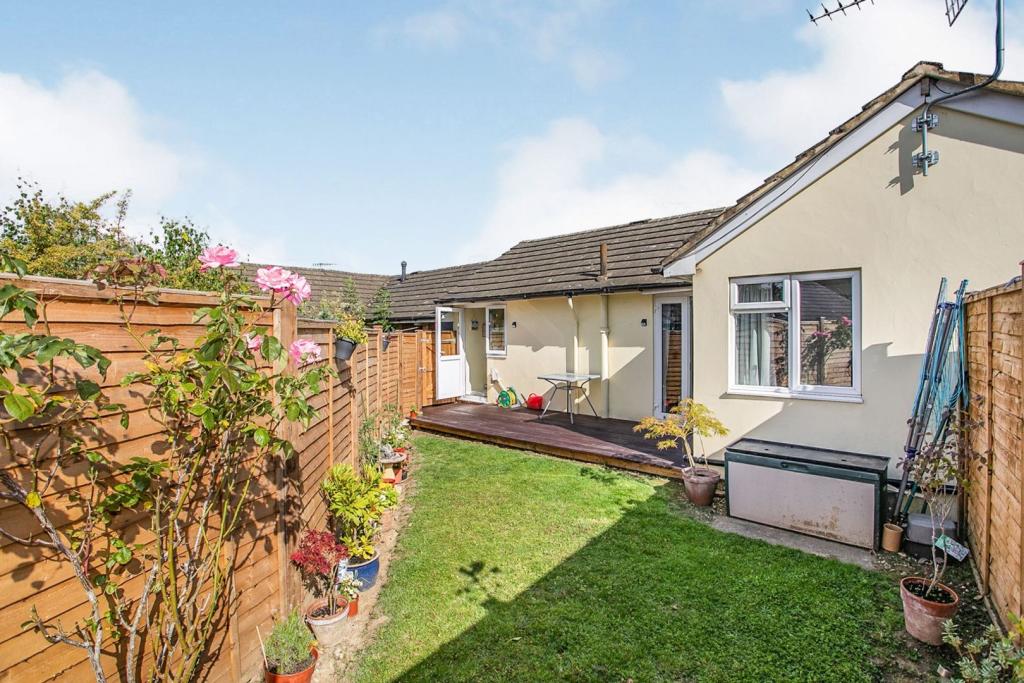 2 bedroom bungalow for sale in Leith Grove, Dorking, RH5