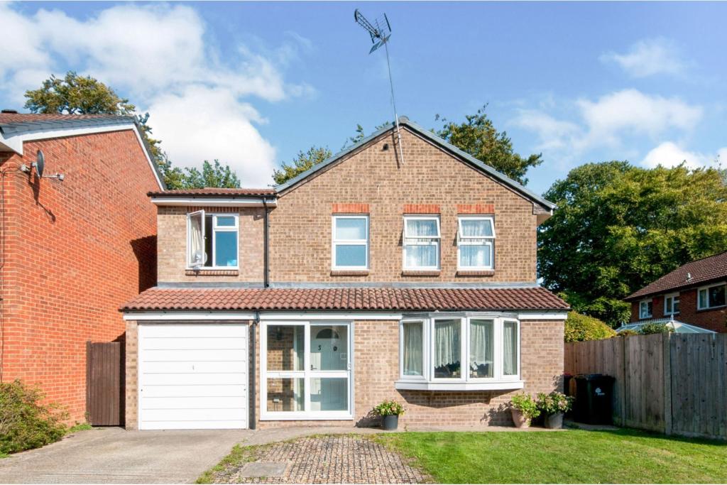 4 bedroom detached house for sale in Oakfields, Crawley, RH10