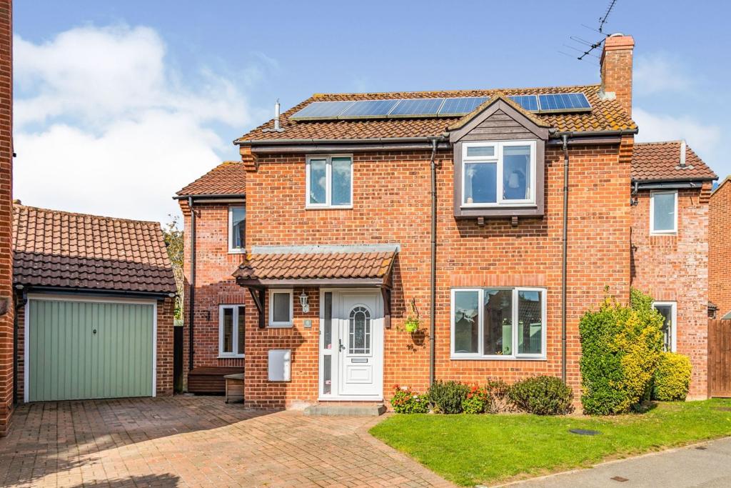 4 bedroom detached house for sale in Ashman Road, Thatcham, RG19