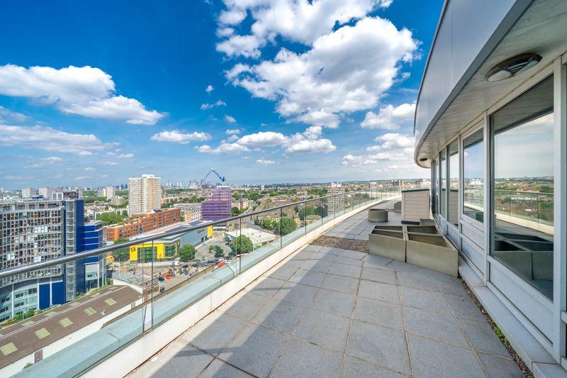 3 bedroom penthouse for sale in Altura Tower, Bridges Court Road ...