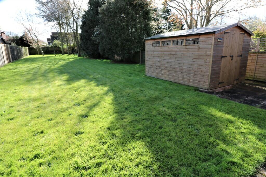 4 bedroom detached bungalow for sale in Field Barn Lane, Cropthorne. WR10