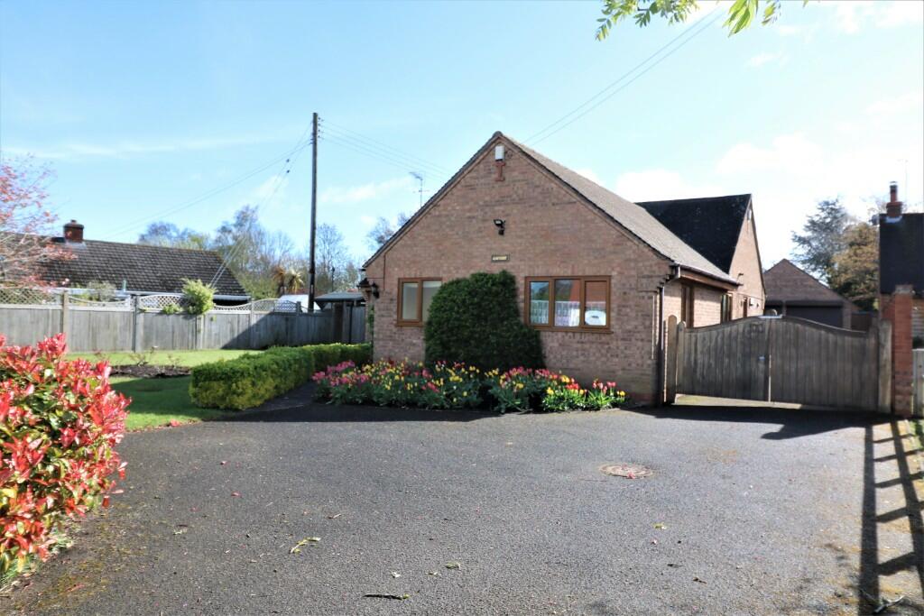4 bedroom detached bungalow for sale in Field Barn Lane, Cropthorne. WR10